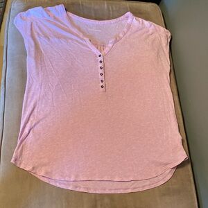 💜A soft lavender coloured shirt that is broadly versatile.